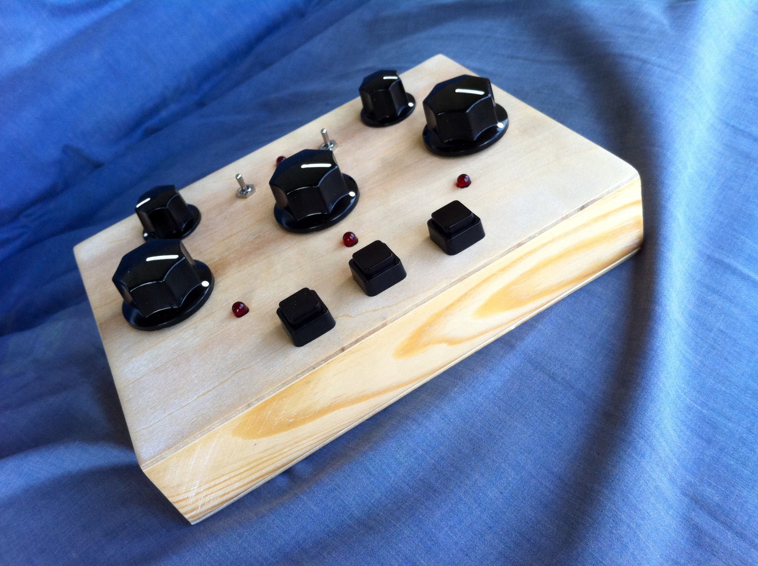 device0007-handmade-electronic-instruments